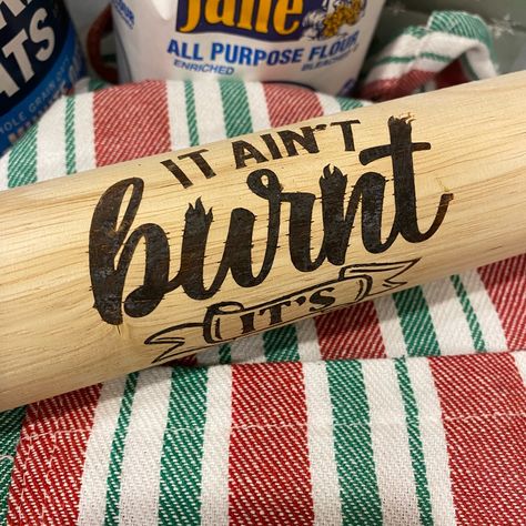 This Handmade Gift Is Perfect For A Wedding Gift Or Housewarming Gift. Rolling Pin Says It Ain’t Burnt It’s Blackened Rolling Pin Display, Farmhouse Rolling Pins, Rolling Pin Crafts, Engraving Wood, Engraved Rolling Pins, Pin Display, Recycled Wine Bottle, Atomic Starburst, Ceramic Spoon Rest