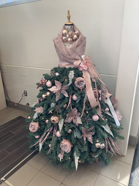 Dress Maniquin, Manniquin Christmas Tree, Christmas Tree Dress Mannequin, Crazy Christmas Trees, Dress And Sweater Outfit, Christmas Salon, Dressed Aesthetic, Dress Form Christmas Tree, Mannequin Christmas Tree