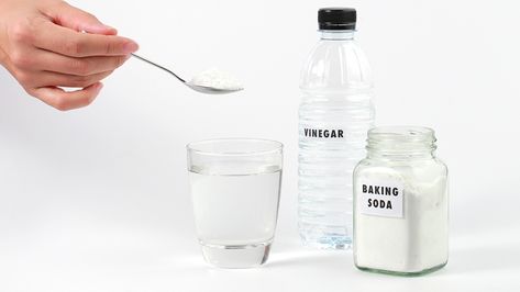 Smelly Kitchen Sink Baking Soda Cleaner, Remove Sweat Stains, Vinegar And Baking Soda, Sweat Stains, Clear Glass Jars, Toilet Tank, Oven Cleaning, Carpet Stains, White Vinegar