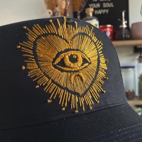 Broderie sur casquette, oeil sacré Seeing Eye, Creative Things, All Seeing Eye, Hand Craft, All Seeing, Diy Creative, Art Stuff, Embroidery Designs, Sketch Book