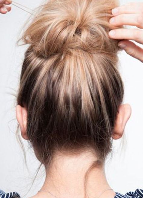 Chignon spettinato: ecco come averlo in poche e semplici mosse! Messy Bun Anleitung, Hair Knot Tutorial, Top Knot Hairstyles, Corte Bob, Messy Bun Hairstyles, Undercut Hairstyles, Half Up Hair, Winter Hairstyles, Peinados Faciles