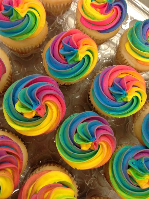 Rainbow swirl frosting on cupcakes Rainbow Cupcakes Ideas Simple, Rainbow Swirl Cupcakes, Happy Cupcakes, Tie Dye Cupcakes, Rainbow Frosting, Swirl Cupcakes, Rainbow Parties, Rainbow Cupcakes, Cupcake Icing