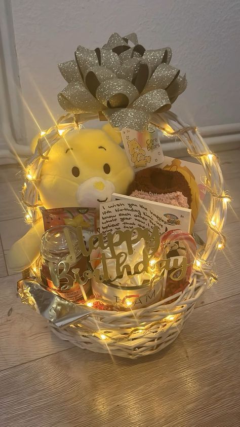 Cute Baskets For Moms Birthday, Creative Gift Box Ideas Birthday, Parent Presents Christmas, Gift Basket Ideas For Aunt, What To Get My Grandma For Her Birthday, Birthday Basket Sister, Gift Basket For Mom Christmas, Mom Bday Ideas, Birthday Gift Ideas For Mum