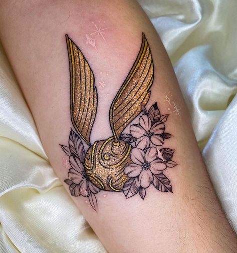 Harry Potter Tattoo Unique, Golden Snitch Tattoo, Snitch Tattoo, Sparkle Tattoo, Gold Tattoo, Harry Potter Tattoo, Harry Potter Tattoos, Glitter Tattoo, Tattoo Feminina