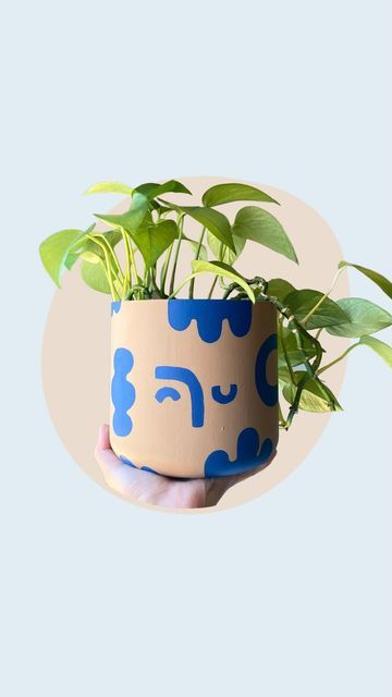 Cute Pot Plant Painting Ideas, Simple Pot Painting Ideas Creative, Pottery Painting Plant Pot, Pot Painting Ideas Aesthetic, Diy Pottery Painting Ideas Simple, Painting Plant Pots Ideas, Kids Pottery Painting, Plant Pot Painting, Creative Mindfulness