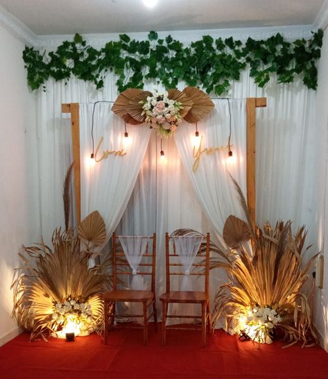 Pelamin Rustic, Dekor Sangjit, Studio Prewedding, Dekor Lamaran, Backdrop Tv, Simple Stage Decorations, Wedding Muslim, Kraf Diy, Engagement Decorations