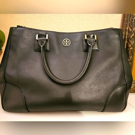 Tory Burch Robinson Black - Large Tote Bag Business Travel Bag, Brown Moto Jacket, Tory Burch Robinson, Black Tote, Large Tote Bag, Large Tote, Rain And Snow Boots, Business Travel, Gold Accents