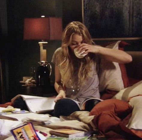 Studera Motivation, Study Girl, Romanticize School, Romanticising School, Serena Van Der, Study Board, Serena Van, Serena Van Der Woodsen, Romanticizing School