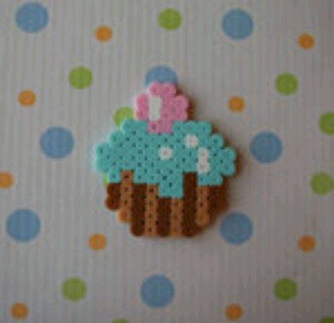 Cupcake hama perler beads Pearl Beads Pattern, Perler Crafts, Gift Tags Diy, Hama Beads Patterns, Melting Beads, Perler Beads Designs, Perler Patterns, Perler Bead Art, Fuse Beads