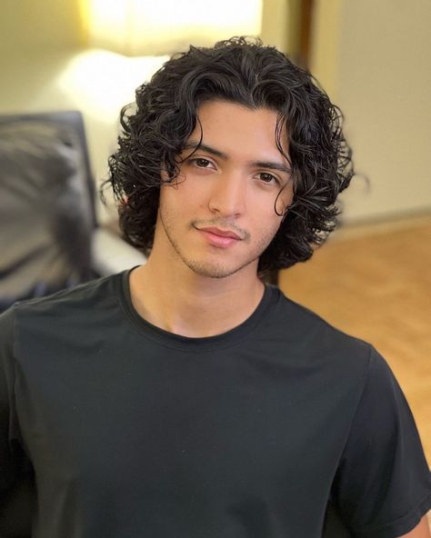 Men’s Curly Haircut Wolfcut, Medium Length Middle Part Haircut, Men Hairstyle Wavy Hair, Men’s Medium Length Curly Hair Styles, Long Curly Hair Guys, Hairstyles For Men With Curly Hair, Men’s Thick Curly Hairstyles, Wavy Hair Cuts Men, Men’s Wavy Hair