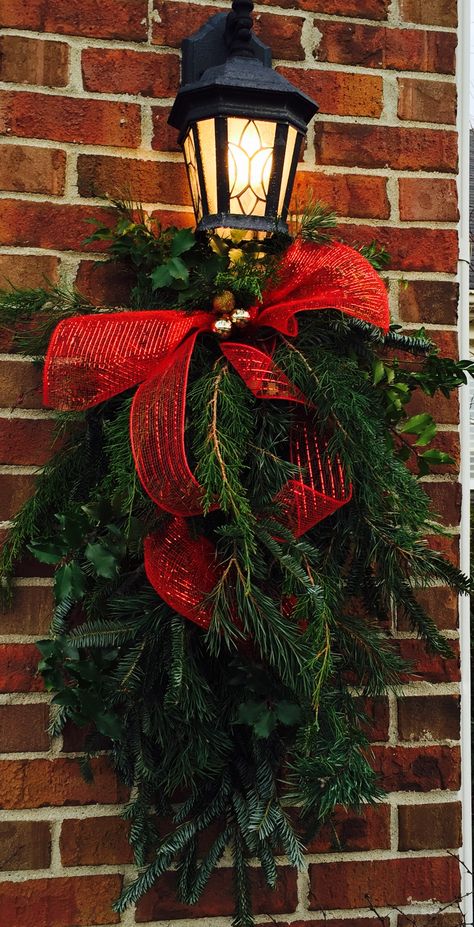 Over Door Christmas Decorations, Christmas Lampost Decor, Holiday Lamp Post Ideas, Christmas Porch Lamp Post, Lamp Post Decorating Ideas, Christmas Gate Decorations, Lamppost Christmas Decor, Outdoor Lamp Post Christmas, Christmas Window Decorations Outdoor