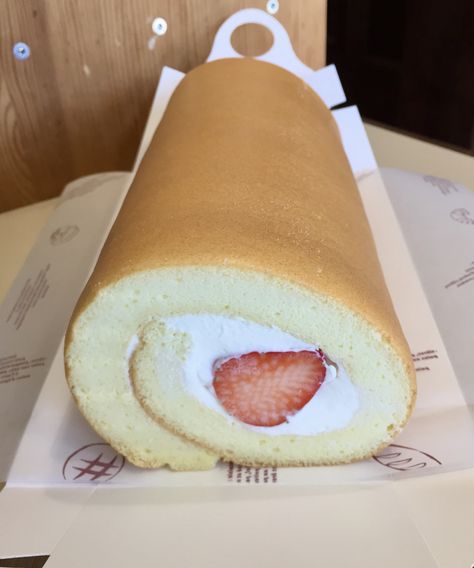 Strawberry Cake Roll Swiss Roll Cake Aesthetic, Swiss Roll Aesthetic, Strawberry Cake Roll, Fresh Strawberry Cake, Swiss Roll Cake, Cake Aesthetic, Low Calorie Dessert, Healthy Food Inspiration, Food Therapy