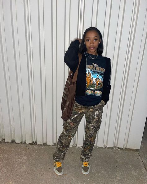 HBCU DRIP 📓 on Instagram: “🐍 @mai.wrldd — “classic from the crib”” Hbcu Drip, Birthday Poses, Find Your Own Style, Fire Outfits, Cargo Outfit, Unique Streetwear, Tomboy Style Outfits, Camo Pants