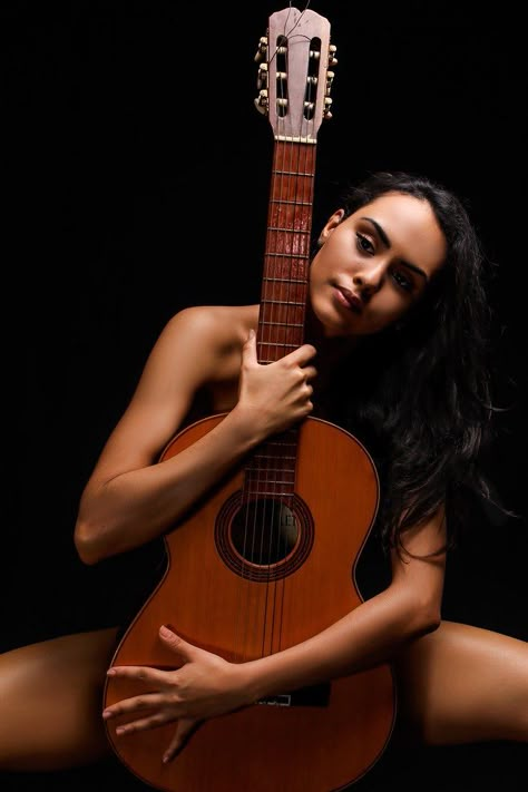 Poses With Guitar Photography, Poses With Guitar, Woman Playing Guitar, Guitarist Photography, Guitar Photography, Guitar Girl, Female Guitarist, Creative Eye, Media Kit