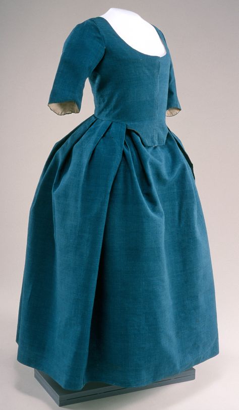 Blue worsted wool round gown, stitched down pleats at the back in the English style, center front closed over corset with pins or stitched. 1770s Fashion, Dress Shields, 18th Century Gown, 18th Century Dresses, 1700 Fashion, 18th Century Women, 18th Century Dress, 18th Century Costume, 18th Century Clothing