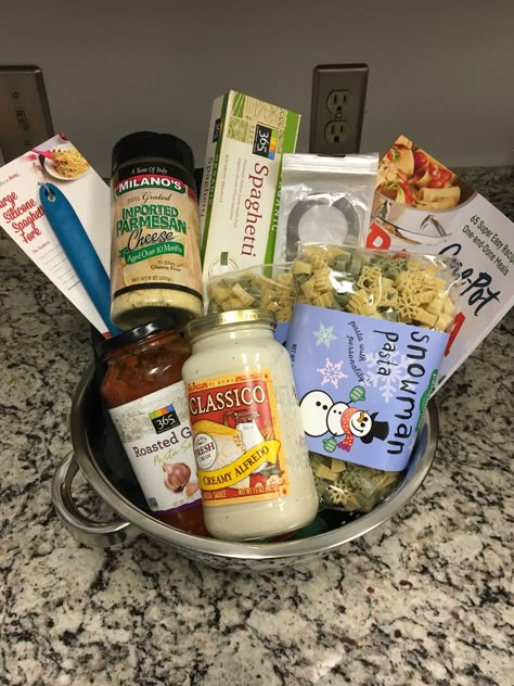 Pasta Christmas gift basket from my sister Meal Basket Gift Ideas, Diy Pasta Gift Basket, Pizza Gift Basket Ideas, Cooking Gift Basket Ideas, Pasta Gift Basket Ideas, Pizza Gift Basket, Pasta Gift Basket, Cooking Gifts Basket, Dinner Gift Basket