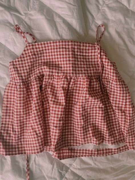 Gingham summer top ~ cute summer clothes ~ diy/handmade tops/blouses Gingham Sewing Projects, Summer Tops To Sew, Diy Summer Tops, Coldplay Outfit, Gingham Clothes, Thrift Flip Clothes Diy, Red Gingham Top, Cozy Hobbies, Textiles Clothing