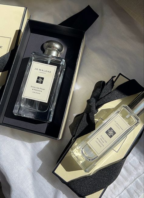 English Pear and Freesia by Jo Malone London Jo Malone English Pear And Freesia, Jo Malone Perfume Aesthetic, Zoya Core, Jo Malone Aesthetic, Perfume Jo Malone, Joe Malone, Perfume Business, English Pear And Freesia, Pear And Freesia