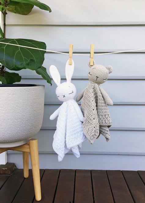 PATRÓN GRATIS Mantas de Apego para Bebes en crochet - Crochetisimo Bear And Bunny Lovey Blankets, Bunny Lovey Crochet Pattern Free, Jay Crochet, Lovey Blanket Pattern, Dreamcatcher Crochet, Bear And Bunny, Amigurumi Design, Bear Lovey, Crochet Baby Projects