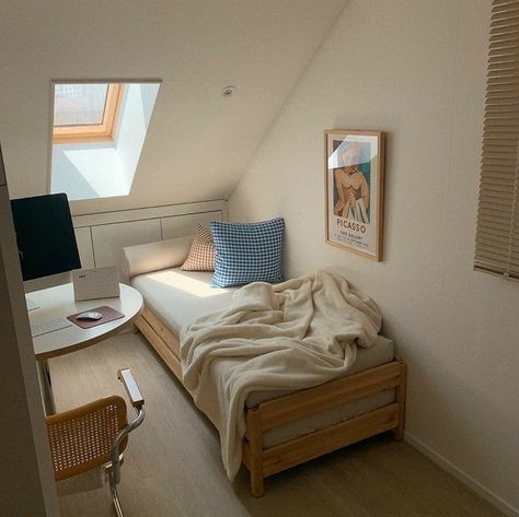 Slanted Roof, Minimalist Room, Aesthetic Rooms, Cozy Room, Room Inspiration Bedroom, Room Ideas Bedroom, Dream Rooms, Aesthetic Bedroom, Minimalist Bedroom