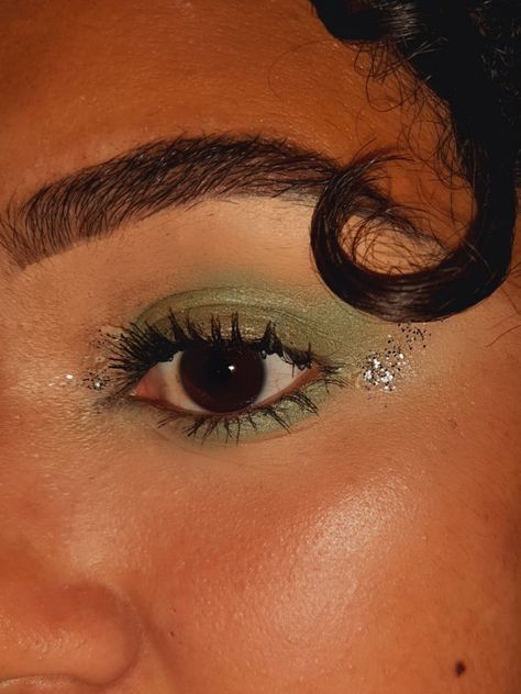 Sombra verde musgo com glitter prata na parte interna e externa, e finalizada com máscara de cílios! Silvermist Makeup, Med Vet, Graphic Eyeliner, Ethereal Makeup, Green Makeup, Tan Skin, Makeup Inspo, Soft Lighting, Glow Up?