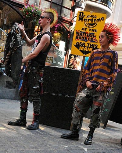 Doc Martens: Punk rockers in Covent Garden Doc Martens Punk, Punk Guys, Red Doc Martens, Doc Martens Outfits, Punk Fashion Diy, White Doc Martens, Dr Martens Style, Doc Martens Style, 70s Punk