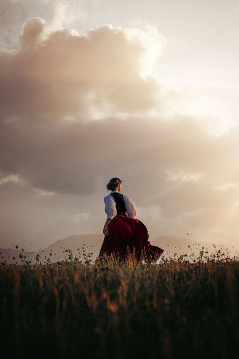 1800 Photoshoot, Cottage In The Country, Late 19th Century Aesthetic, Countryside Photoshoot, Victorian Countryside, 1800 Aesthetic, Historic Aesthetic, Woman In A Field, Woman In Garden