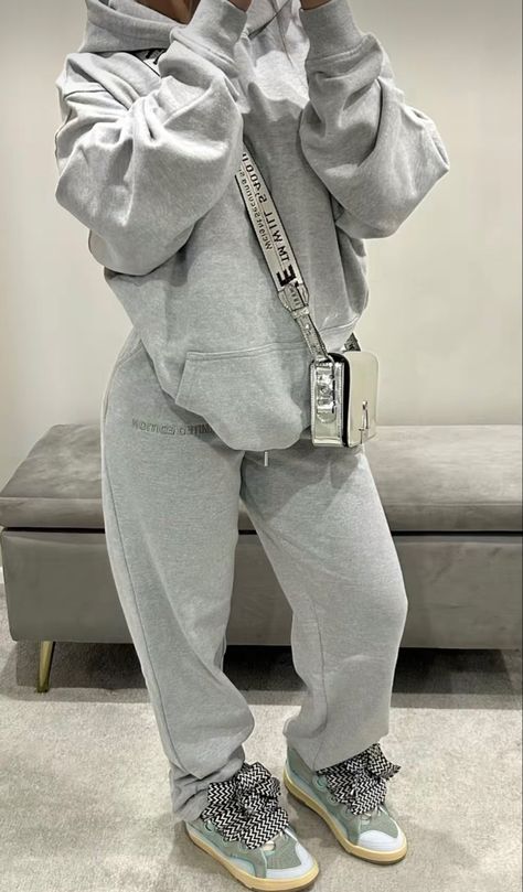 Fall Outfits Sneakers Street Styles, Sweats And Sneakers Outfits, Grey Sweatsuit Outfits Women, Two Piece Sweat Suit Outfit, Winter Outfits Uk, Grey Outfit Aesthetic, Fall Outfits Casual Comfy, Lanvin Sneakers Outfit, Outfit Ideas Comfy Casual