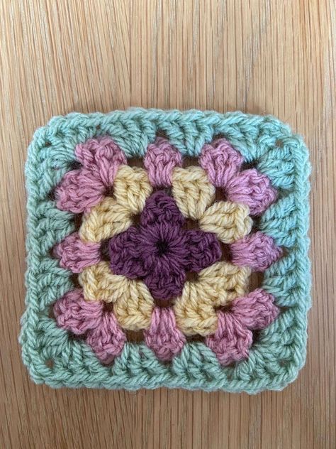 Crochet Swirl, Rose Granny Square, Granny Square Vest, Crochet Quilt Pattern, Vintage Granny Square, V Stitch Crochet, Crochet Granny Squares, Granny Pattern, Crochet Square Blanket