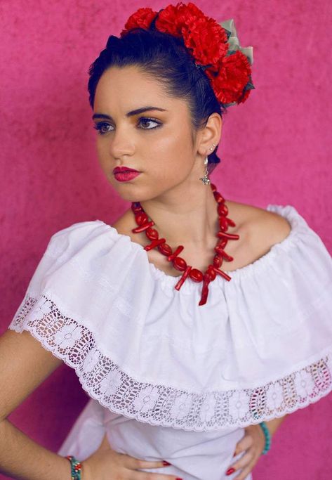 Mexican Hairstyles, Latina Style, Latina Hair, Hairstyles Theme, 50s Hairstyles, Brown Pride, Mexican Fashion, Desert Fashion, Mexican Outfit