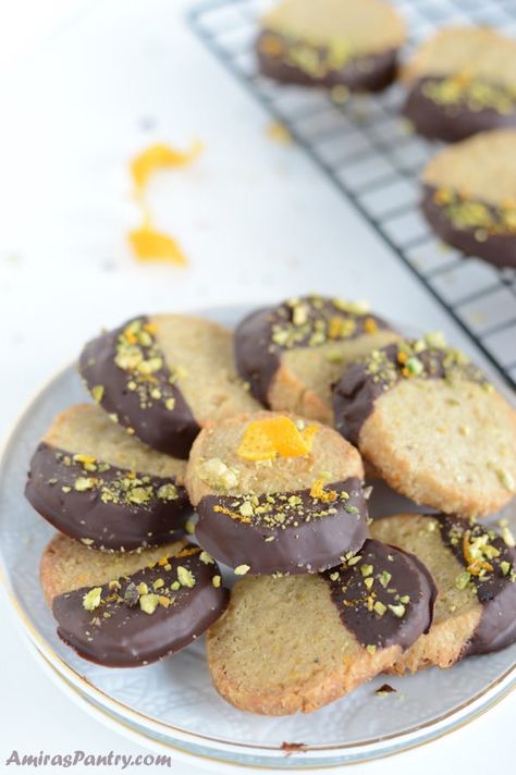 Easy orange cookies, dipped in dark chocolate and sprinkled with orange zest and pistachios. Perfect for tea time or coffee time. Orange Pistachio Cookies, Cookies Orange, Orange Pistachio, Chocolate Orange Cookies, Jello Mold Recipes, Chocolate Biscuit Cake, Pistachio Cookies, Orange Cookies, Dipped In Chocolate