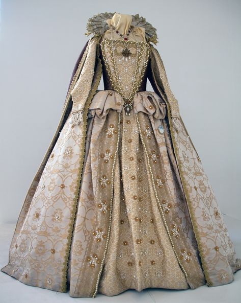 Elizabeth I costume | by ahisgett Elizabethan Gown, Elizabethan Dress, Elizabethan Costume, Elizabethan Fashion, Gaun Abad Pertengahan, 16th Century Fashion, Tudor Dress, Historical Gowns, Tudor Fashion