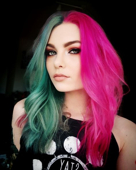 Split hair green pink girl Colerd Hair, Pink Split Dye, Green Hair Ombre, Dye Hairstyles, Pink And Green Hair, Hair Color Styles, Weird Haircuts, Colored Hairstyles, Underneath Hair Color Ideas