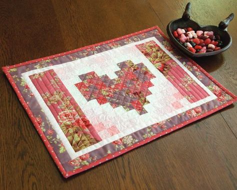 Heart Placemat Tutorial Valentine Placemats, Quilted Placemat Patterns, Quilted Placemat, Quilting Digest, Quilted Placemats, Quilted Table Runners Patterns, Valentines Patterns, Table Quilts, Place Mats Quilted