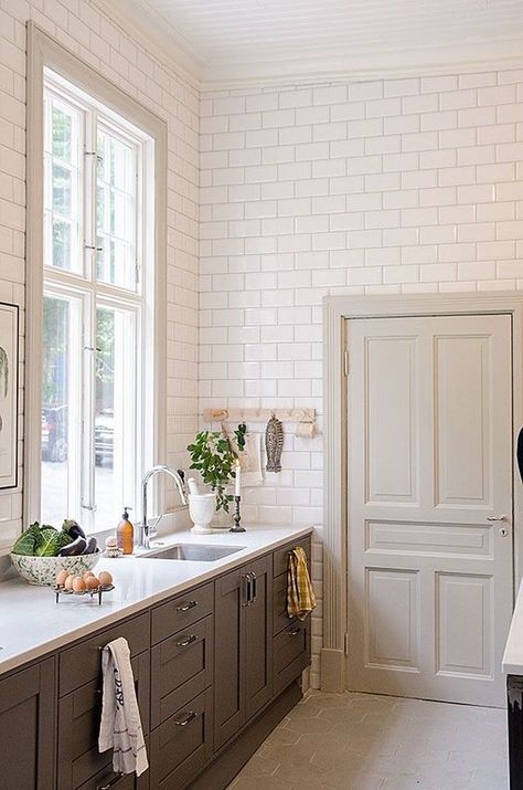 Floor to ceiling subway tile. Large windows. Bottom cabinets only. Oversize Hex Floor tiles Country Cabinets, Miraculous Ideas, Kitchen Country, Subway Tile Kitchen, Organizing Hacks, Classic Kitchen, Subway Tiles, Kitchen Wall Tiles, Floor To Ceiling Windows