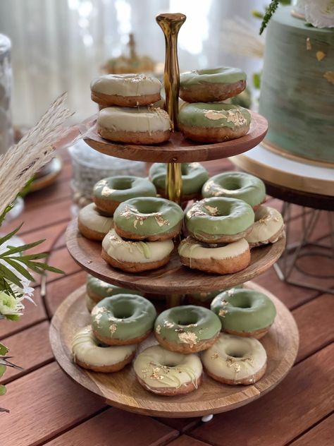 Wedding Ideas 2024, Tiana Birthday Party, Donut Tower, Gateau Baby Shower, Idee Babyshower, Green Baby Shower, Sage Wedding, Sage Green Wedding, Sweet 16 Parties