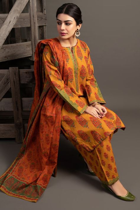 Shalwar Kameez Designs For Women 2023, Linen Shalwar Kameez Design, Shlwar Design 2023, Frock Shalwar, Ahmedabad Shopping, Yellow Salwar, Eastern Dresses, Desi Fashion Casual, Pakistani Dresses Casual