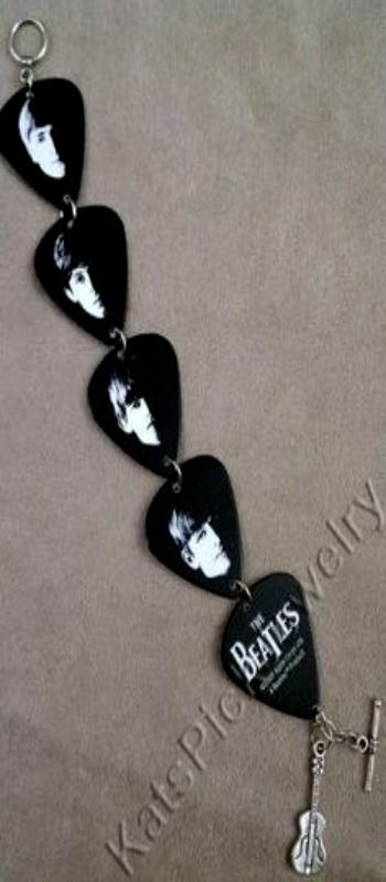 Great guitar pick bracelet with John Lennon, Paul McCartney… Guitar Pic, Beatles Guitar, Guitar Pick Jewelry, Beatles Albums, John Lennon Paul Mccartney, Beatles Love, Beatles Music, Paul George, Guitar Picks