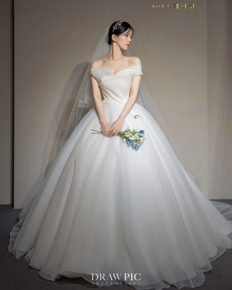 Wedding Korean Dress, Wedding Dresses Korean Style, Korean Wedding Dress Simple, Wedding Dress Korean Style, Korean Wedding Dresses, Korean Wedding Hair, Wedding Dresses Korean, Aesthetic Wedding Dress, Korean Bride