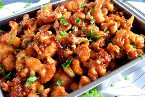 Cashew Cauliflower is the vegetarian equivalent of the classic Chinese buffet favourite, Cashew Chicken. The same great flavour as your favourite Chinese take out, but in vegetarian format. This is one of those recipes that you will want to make over and over again. Yum! #cashew #cauliflower #takeout #vegetarian #asian