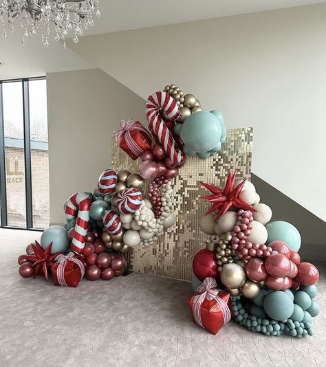 Christmas Decor 2022, Christmas Party Backdrop, Christmas Balloon Decorations, Church Christmas Decorations, Holiday Balloons, Kids Christmas Party, Christmas Balloons, Instagram Christmas, Balloon Decorations Party