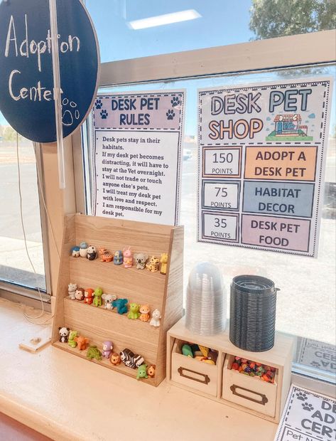 Class Store Ideas Elementary, Cute Teacher Ideas, Cute Classroom Ideas Kindergarten, Lower Elementary Classroom Setup, Classroom Desk Pets, Grade 1 Classroom Setup Ideas, Gender Neutral Classroom Themes, Preschool Teacher Ideas, Classroom Sticker Store