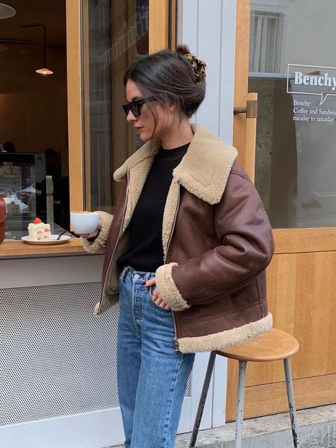 I Just Came Back From Paris, and Yep, These 2024 Trends Are Already in Action Burgundy Tights, Stylish Street Style, Pretty Cardigans, Short Coats Women, Cropped Coat, Coat Women Fashion, Winter Collars, 2024 Trends, Paris Street Style