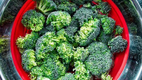 Broccoli and Gout: Why It's Beneficial, Plus Other Low-Purine Foods Low Card Diet, Low Purine Diet, Purine Diet, Low Sodium Diet, Low Card, Food For Digestion, Low Carb Diet Plan, Carb Foods, Uric Acid