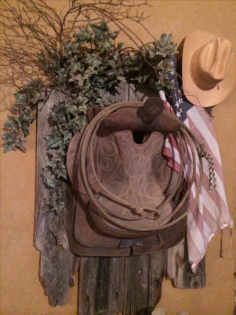 Barn wood and old saddle                                                                                                                                                                                 More Western Crafts, Cowboy Decorations, Barn Wood Crafts, Western Home, Western Rustic, Horseshoe Crafts, Western Furniture, Horse Crafts, Western Homes