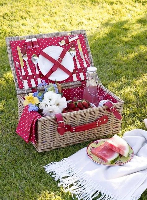 Picnic Pics, 2 Person Picnic, Romantic Picnic Food, Picnic Basket Food, Basket Display, Picnic Basket Set, Mom Crafts, Picnic Engagement, Picnic Packing