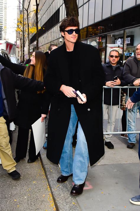 Jacob Elordi is the new king of Big Coat Season | British GQ Fall Italy Outfits, Italy Outfits Men, Black Coat Outfit, Long Coat Men, Black Overcoat, Most Stylish Men, Overcoat Men, Jacob Elordi, Italy Outfits