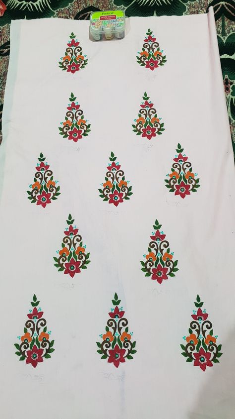 Hand Painting On Fabric Design Kurti, Hand Painted Kurtis Cotton, Kurti Painting Design, Saree Painting Designs Simple, Bedsheet Painting Designs, Hand Painted Kurti, Painting Sarees, Motif Painting, Sequence Fabric