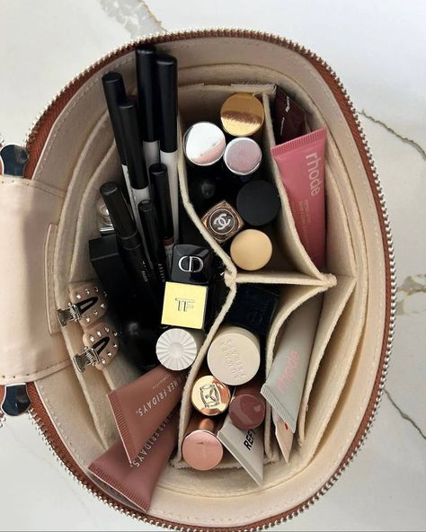 Lipstick Organizer, Travel Makeup Bag, Travel Toiletry Bag, Makeup Bag Organization, What In My Bag, Makeup Organizer, Makeup Bags, Toiletry Bag Travel, Makeup Bags Travel