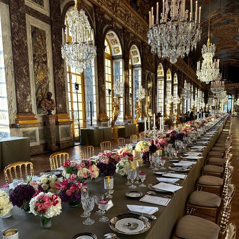 Gotta hand it to the French. If you are going to have a soirée, that’s the way you do it!🇫🇷👑❤️🇬🇧🎩 Dianas Brother, Karen Spencer, Royal Residence, French Wedding, Princess Diana, Versailles, All Saints, Stables, Wedding Table